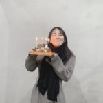 【芸能】３１歳になった吉岡里帆、バースデーケーキを手に満面の笑み「いい顔してる」「こっちが幸せな気分になる」
