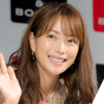 【芸能】蛯原友里が水着？姿で美脚公開　ファン「足長っ！」「うわーやられたー」「膝小僧綺麗ずぎる」  [冬月記者★]