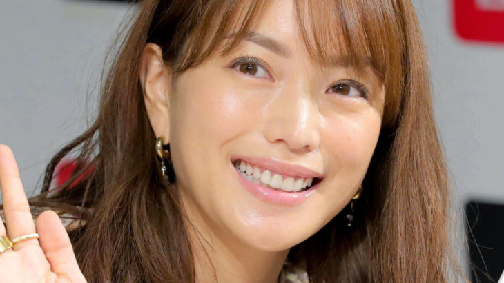 【芸能】蛯原友里が水着？姿で美脚公開　ファン「足長っ！」「うわーやられたー」「膝小僧綺麗ずぎる」  [冬月記者★]