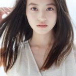 今田美桜、セーラー服姿で魅了！美脚が際立つミニスカートコーディネート
