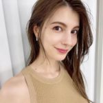 マギーの新たな魅力が爆発！穴あきドレス姿に目が釘付け、ファッションアイコンへの道を歩む