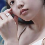 今田美桜が元気いっぱいにミニスカセーラー服姿を披露！ダブルピースで可愛い笑顔が絶対に見逃せない！