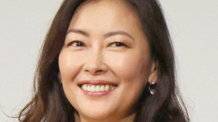 【芸能】５３歳ミポリン、美脚クロスで色気全開　ツルスベ背中もチラリ「綺麗ですね～」「可愛すぎる」と絶賛