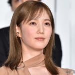 【芸能】“ばさメガネかわいい”…本田翼、赤メガネ＆ブルゾンのあったかコーデに「メガネ姿もお似合いです」の声