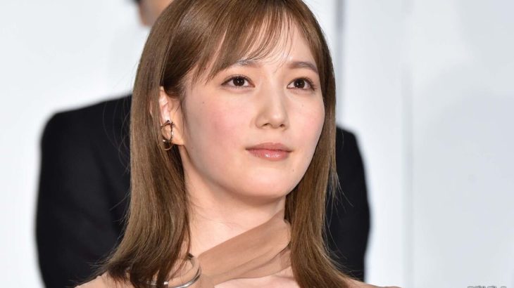 【芸能】“ばさメガネかわいい”…本田翼、赤メガネ＆ブルゾンのあったかコーデに「メガネ姿もお似合いです」の声