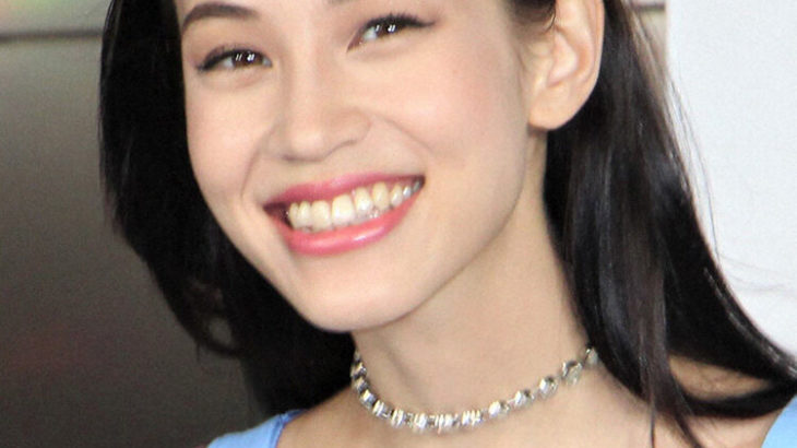 水原希子の最新ファッション！電車内で過激なタンクトップ姿に注目の声