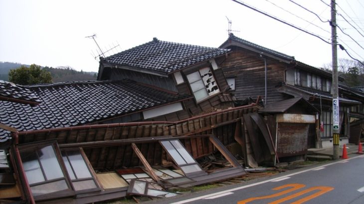 【能登半島地震】ブルーシートかけただけで１０万円、被災者を食い物に…神戸の会社役員、リフォーム業者ら４人を逮捕