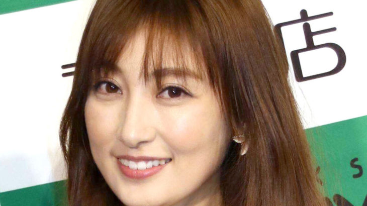 熊田曜子、関コレで脱ぐ専用のコートを脱ぎ捨てピンクのビキニ姿に！