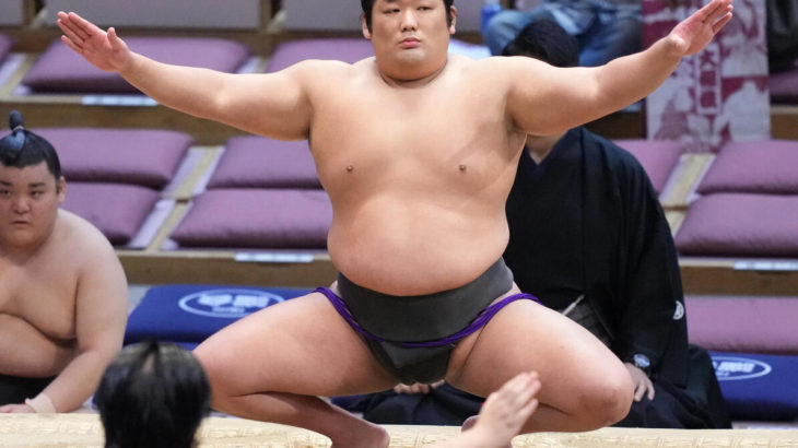 尊富士、右足負傷でも師匠強行出場へ　執念の取組に期待、１４日目の取組