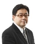 秋元康のイケオジぶりが話題！最新の近影がネットで大反響