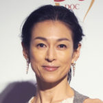 昔のキムタクを彷彿させる？鈴木保奈美のスタイリッシュなデニムファッション