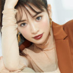 【芸能】泉里香、春色トップス×お花モチーフのアクセサリーの『美人百花5月号』表紙を披露