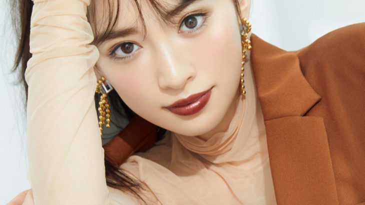 【芸能】泉里香、春色トップス×お花モチーフのアクセサリーの『美人百花5月号』表紙を披露