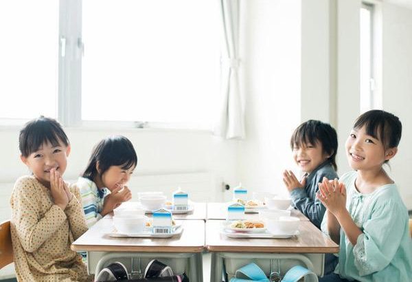 【脱プラ】給食からストローが消えた！牛乳パックをラッパ飲みする子どもたち 「行儀悪い」「むせてブフォ」「地球を守るため」と賛否
