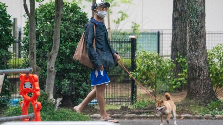 【歌舞伎】市川猿之助「一家心中」事件から丸1年の激変ぶり　愛らしい柴犬とともに公園へ