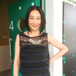 【芸能】63歳・浅野温子、背中＆胸元パックリドレスで登場　『あぶ刑事』登場シーンは「盛大に爆発」