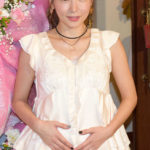 加護亜依、新たな一面を披露！ミニスカ＆頬被りで“夜の女”として活動中！