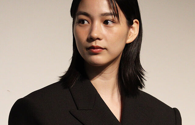 のん、濃いめのサングラス姿で魅了！美しい横顔に称賛の声