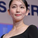 吉岡里帆、ブラトップ姿で美腹筋を披露！トレーニング事情に迫る