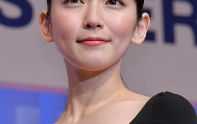 吉岡里帆、ブラトップ姿で美腹筋を披露！トレーニング事情に迫る