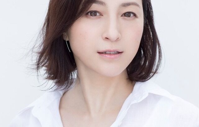 広末涼子、43歳には見えない透け美脚！薄い生地のパンツで妖艶コーデ披露