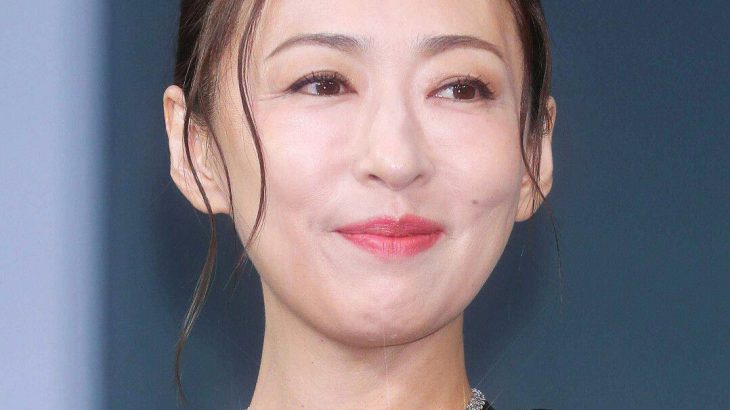 松雪泰子が５１歳にしてふんわりガーリー美少女風！クールな印象ガラリで注目の二度見