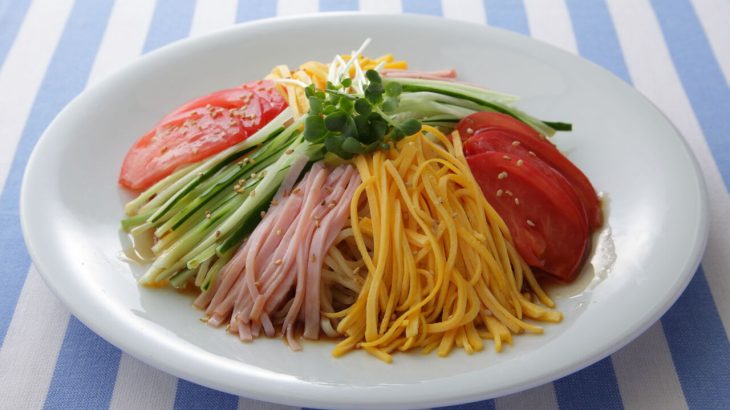 【料理】ワイルドすぎる〝手抜き冷やし中華〟に驚嘆！　「その手があったか」「むしろコレが食べたい」