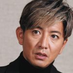 木村拓哉、犬の散歩中もおしゃれな“派手Tシャツ”を着用！ファッションセンスに注目！