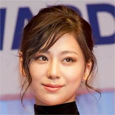 西内まりや、破局報道に事実確認。「人、言葉、お金の違いが大きかった」