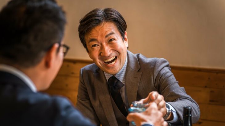 【社会】飲み会で、三流は「悪口」で盛り上がり、二流は「政治・プロ野球」の話題で盛り上がる。では一流は？