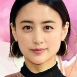 山本美月、超ミニ丈スカート＆ボブカットでセクシーに登場！照れ笑いがキュート