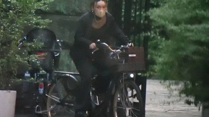 【独占撮】やす子への不適切発言から2か月、活動休止中のフワちゃん朝日奈央の結婚式に自転車で駆けつける