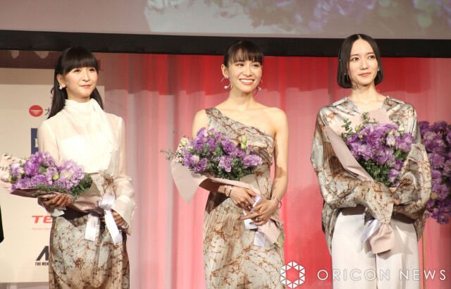 【芸能】Perfume『ベストドレッサー賞』で艶やかリンクコーデ　結成25周年でしみじみ「家族のような、友だちのような不思議な仲に」