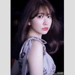 小嶋陽菜、36歳の美ボディが話題！赤ビキニ姿の魅力とは