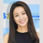 酒井法子が魅せた！肩ひも水着での大胆披露とファンの反応