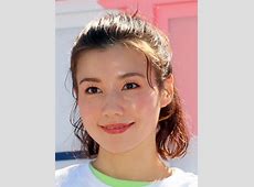 「仲里依紗、キャミドレスで魅せる美バスト」ファッションと美の魅力を探る