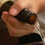 【社会】居酒屋で日本酒を注文したら……　店員さんの“はちゃめちゃすぎる注ぎ方”が630万表示　「ワイルドすぎるww」