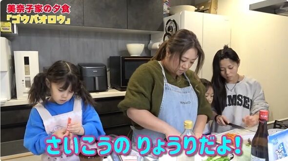 【芸能】「8人の母」美奈子、初挑戦の“さいこうのりょうり”を娘たちと合作　小さい妹の包丁を助ける13歳姉の姿に感嘆の声「何だろうこの世代交代感」
