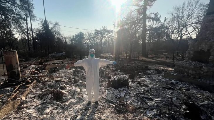 【モデル】水原希子、ロスの自宅が全焼　白い防護服姿で自宅焼跡に　がれきの山に呆然「言葉を失う」