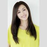 38周年を祝う酒井法子、ファンの前での大胆なファッションに迫る