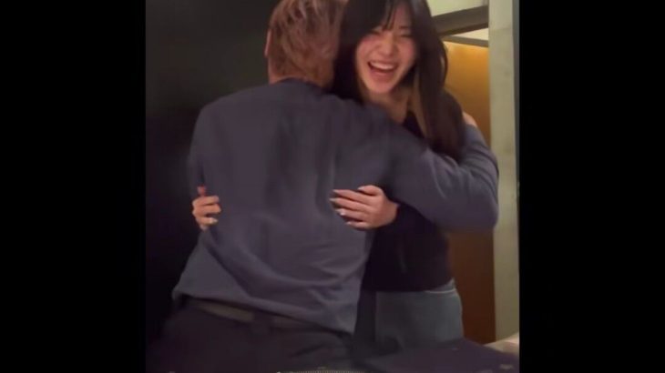 【芸能】49歳・つるの剛士、大学卒業を報告　帰国中の次女サプライズ「我が子からの花束泣けますねー」「ハグできる関係素敵！」