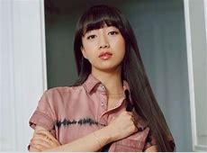 Cocomiの艶やかブラックドレスに魅了！デコルテ全開の美しさとは