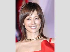 米倉涼子のベリーショートが魅せる！新たな魅力とファッションテクニック、オーラを感じる