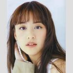 山本美月、人気キャラクターとのコラボカフェを楽しむ！メガネ姿の自撮りが話題に