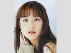 山本美月、人気キャラクターとのコラボカフェを楽しむ！メガネ姿の自撮りが話題に