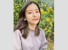 【芸能】出口夏希が『andGIRL』2025年夏号の表紙に登場！ 涼やかな夏の装いを披露