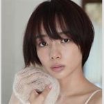 人気雀士岡田紗佳の青ミニスカ始球式！魅惑の瞬間をお届け