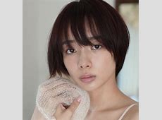 人気雀士岡田紗佳の青ミニスカ始球式！魅惑の瞬間をお届け