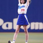 【芸能】人気雀士・岡田紗佳が青のミニスカ姿で始球式　足を上げた瞬間におぉー！と響めき「すごい身体能力」「めっちゃ、かわいい」