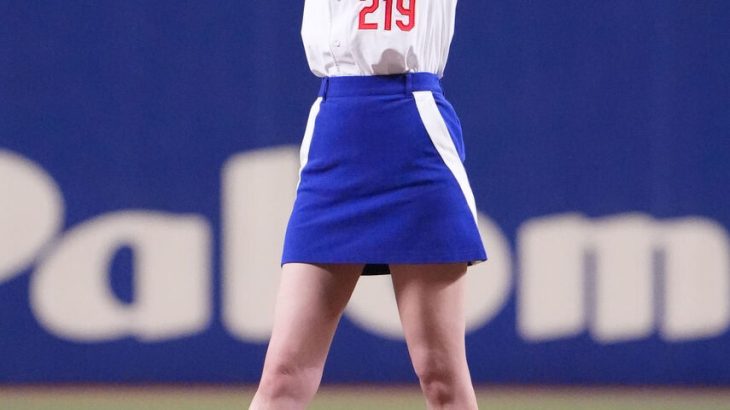 【芸能】人気雀士・岡田紗佳が青のミニスカ姿で始球式　足を上げた瞬間におぉー！と響めき「すごい身体能力」「めっちゃ、かわいい」